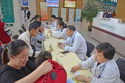 仁濟關愛 “深化兩學一做，公益服務百姓”健康咨詢服務活動暖人心